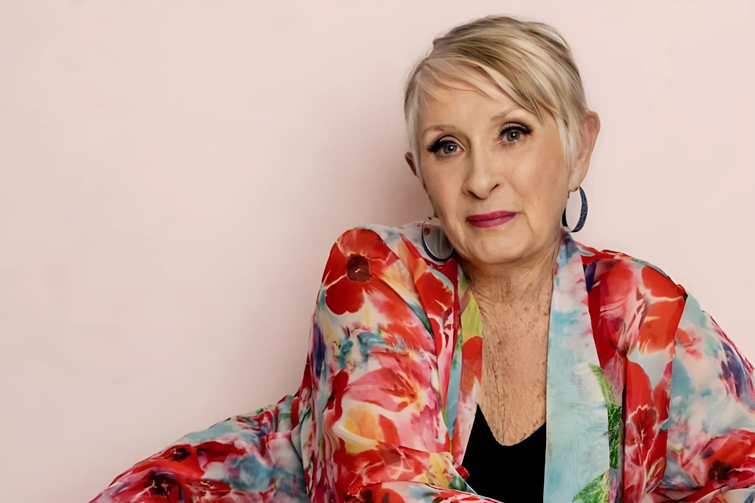 Nguoi phu nu du lich khap the gioi sau moi tinh tan vo hinh anh