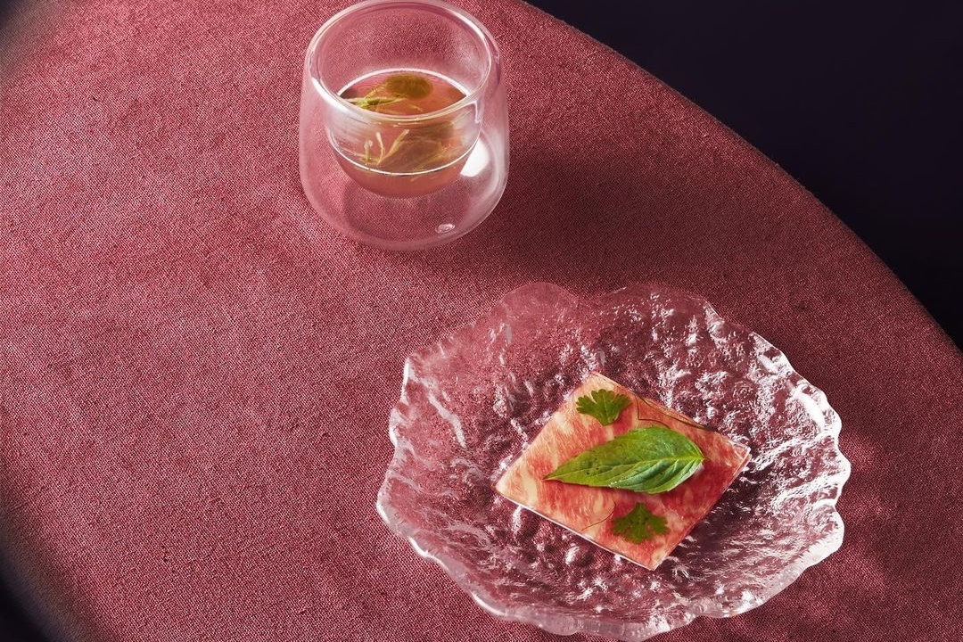 Khach ngoai thu pho bo wagyu, cocktail pho tai Viet Nam hinh anh