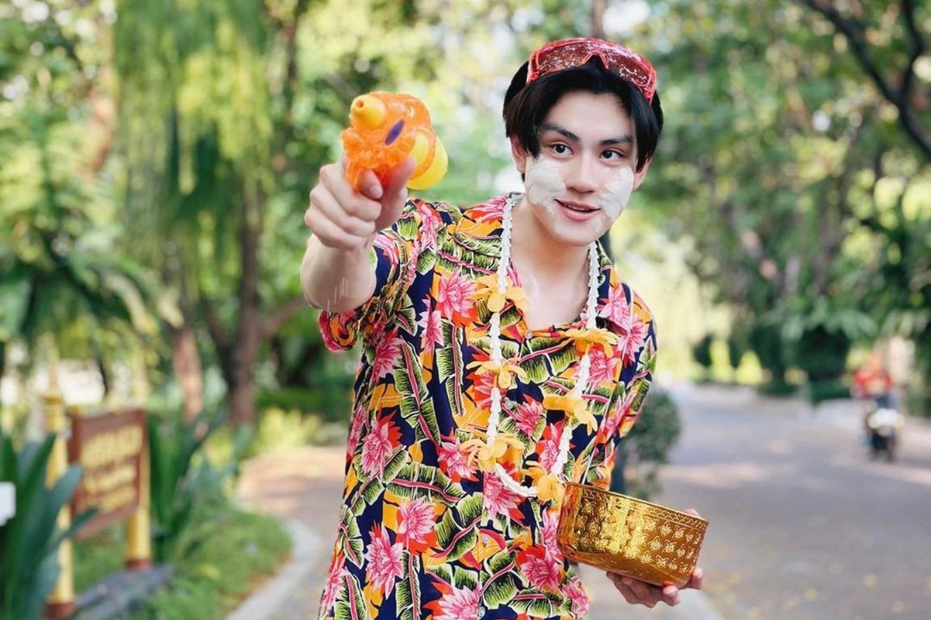 Nghich canh thieu nuoc trong le hoi te nuoc o Thai Lan hinh anh