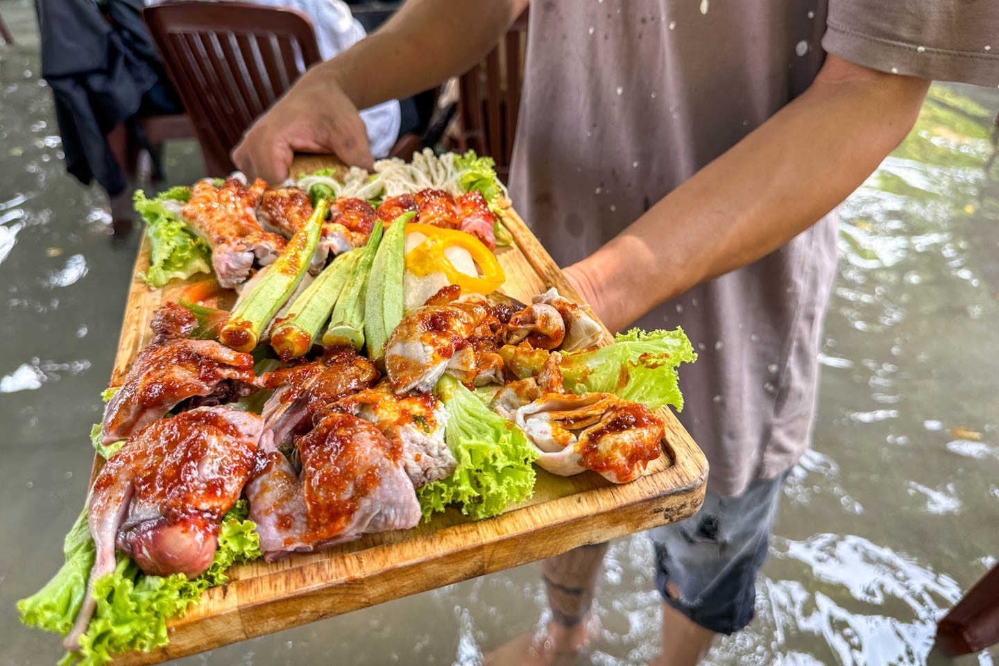 Nhan vien loi nuoc, thuc khach 'ngam chan' tai quan an doc la TP.HCM hinh anh