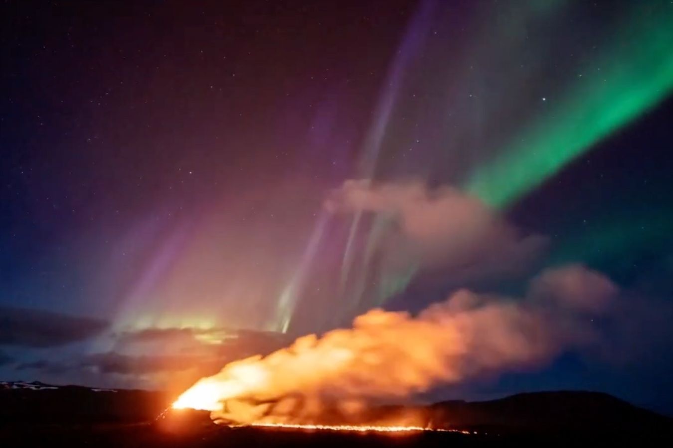 Khi cuc quang va nui lua phun trao cung xay ra truoc mat ban hinh anh