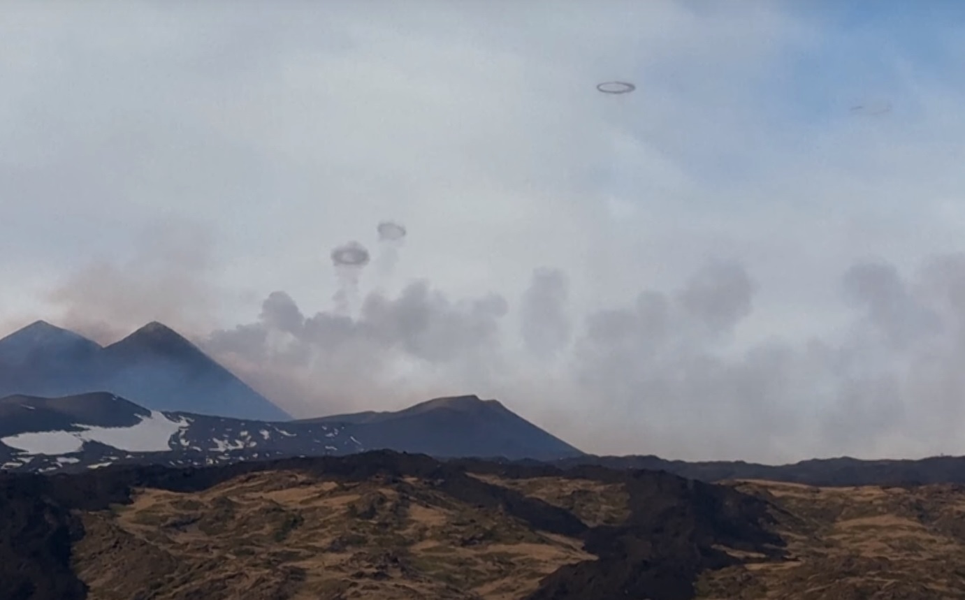 Bat cuoi xem nui lua nha khoi chu O hinh anh