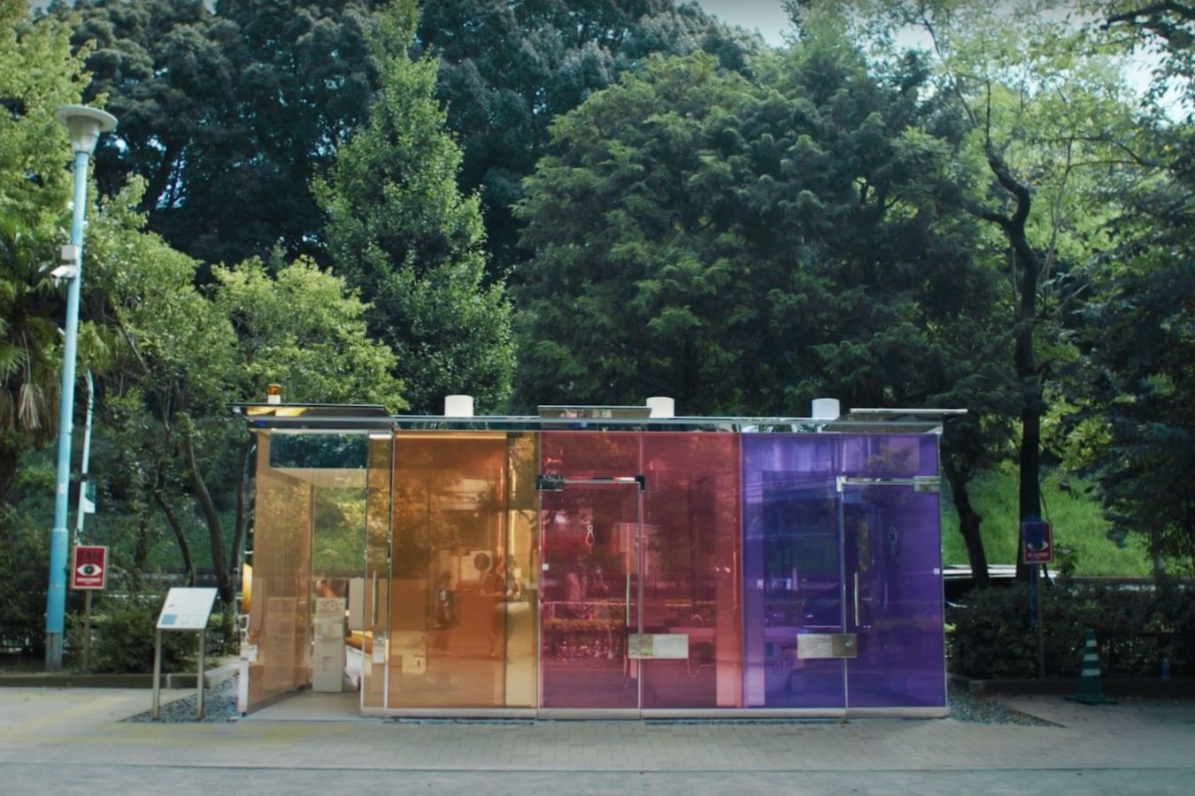 Thuc su co gi o tour tham quan nha ve sinh cong cong tai Nhat Ban? hinh anh