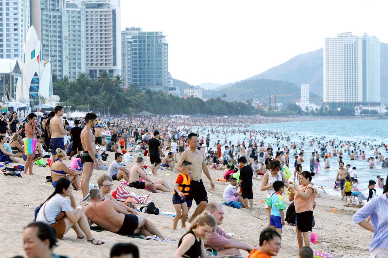 Bien Nha Trang, Vung Tau dong nghit du khach hinh anh