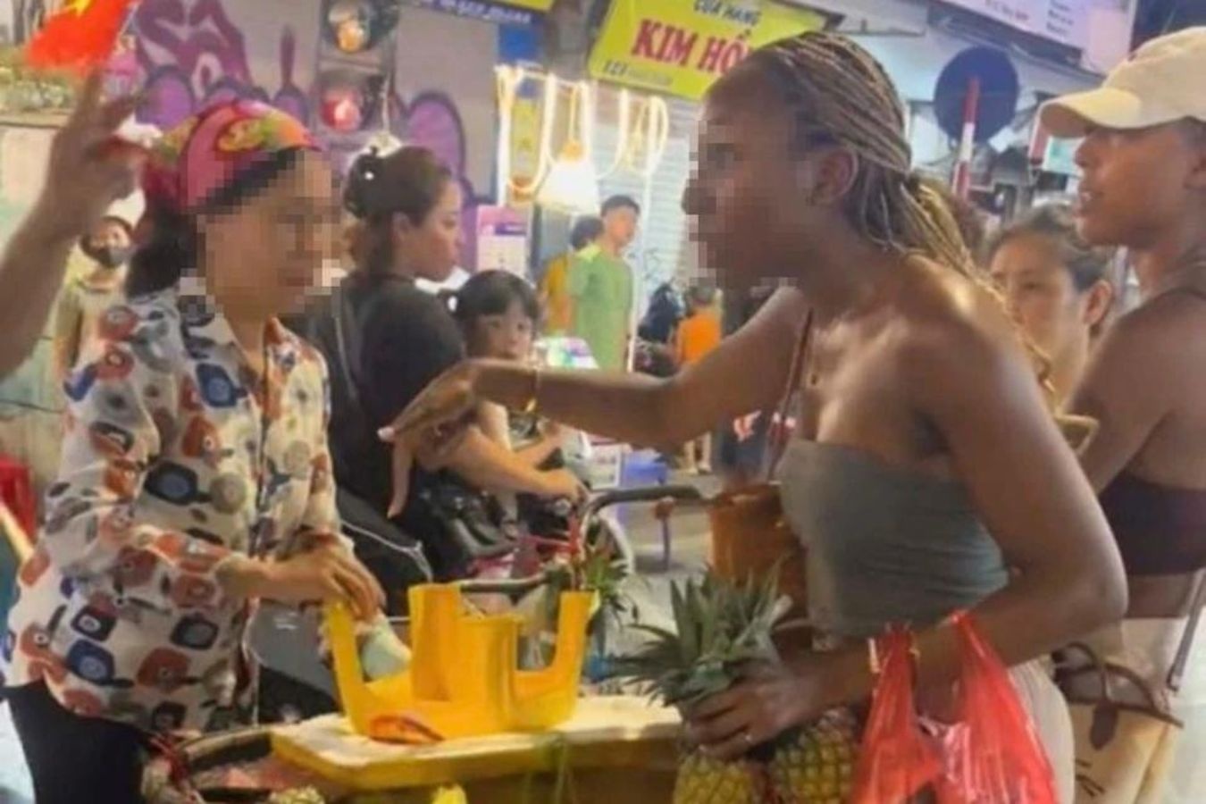 Nguoi bi to ban 500.000 dong 3 qua dua trinh dien cong an hinh anh