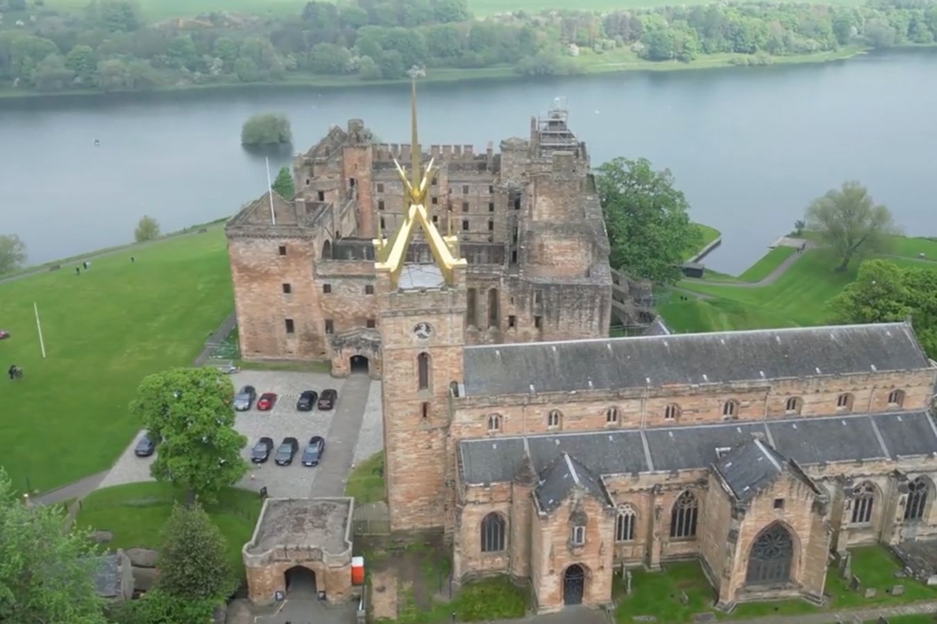 Ngon thap vang 400.000 bang Anh tren dinh nha tho co tai Scotland hinh anh