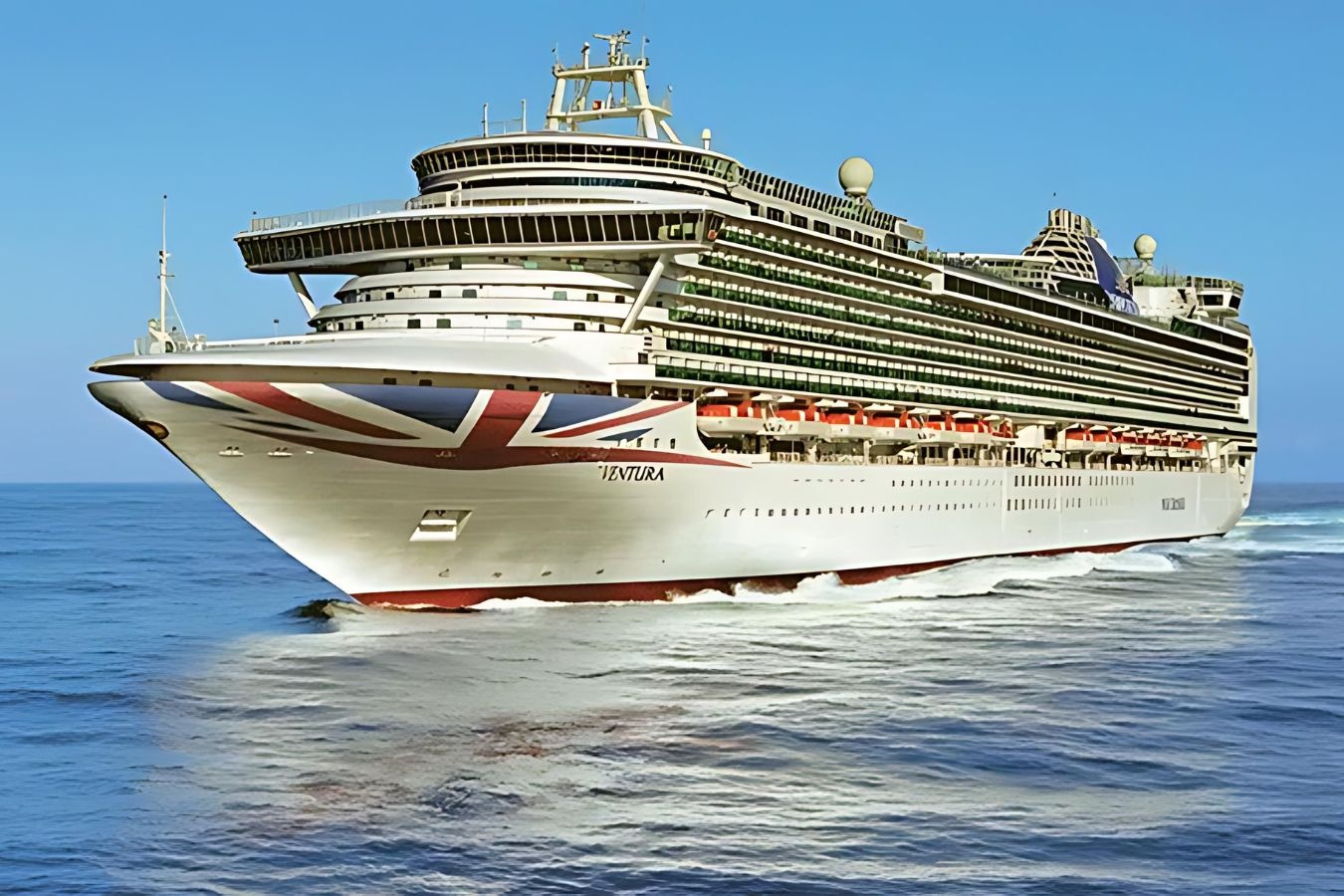 Hon 250 hanh khach non mua, dau bung tren du thuyen hinh anh