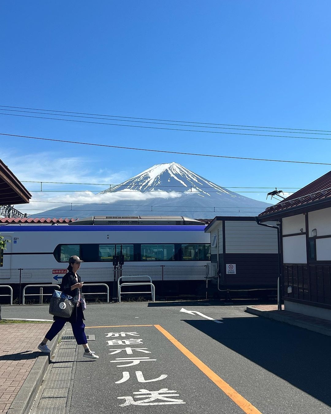 Du khach qua tai,  Che nui Phu Si anh 1