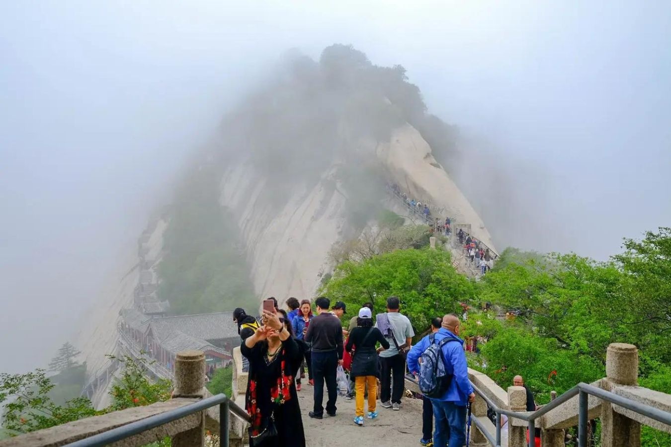 Thue nguoi co vu leo nui o Trung Quoc hinh anh