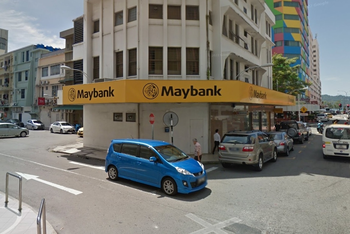 Co gai khoa than chup anh tai diem 'song ao' Malaysia hinh anh