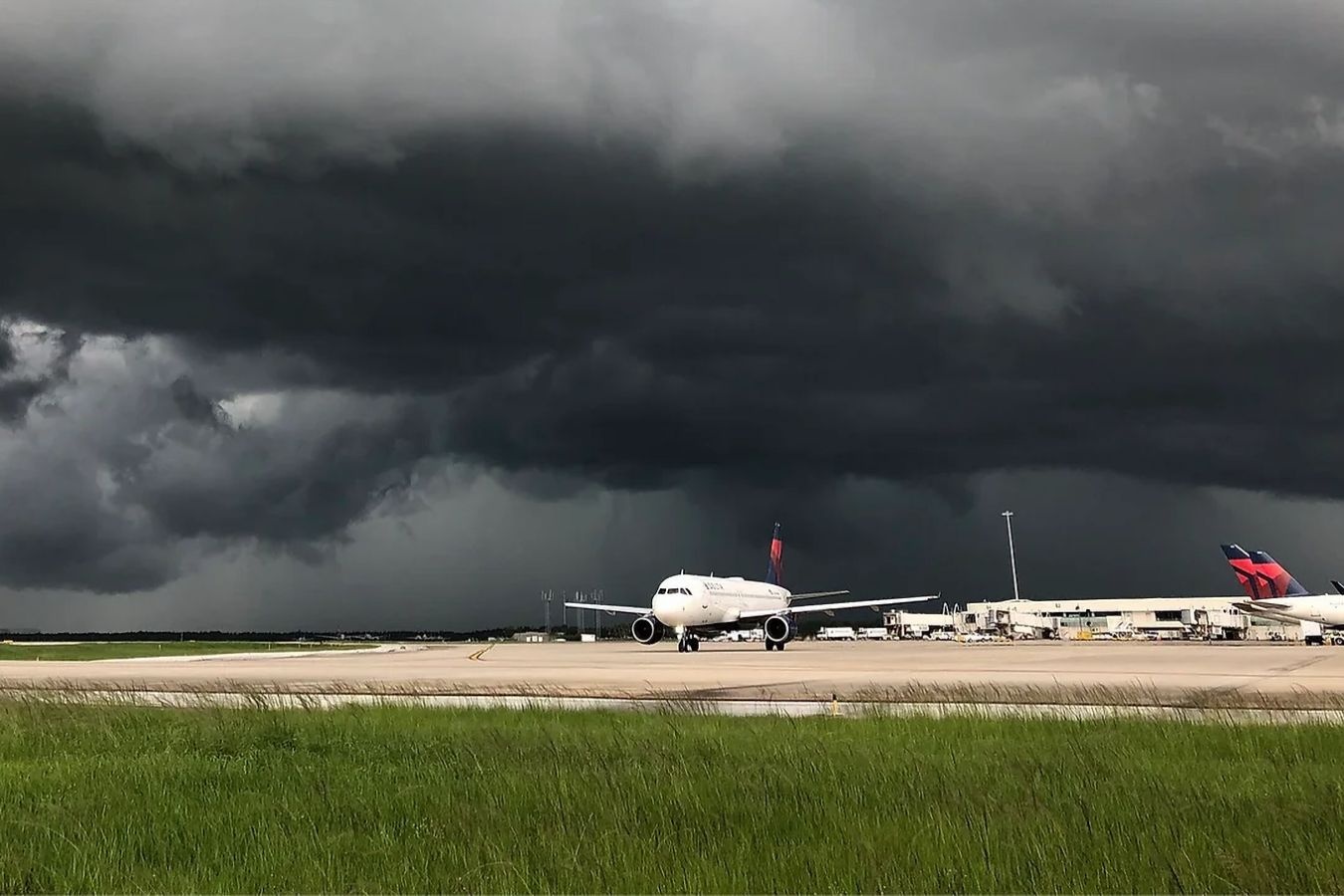 Dung hoat dong 5 san bay, 1.800 chuyen bay tai My do bao Milton hinh anh