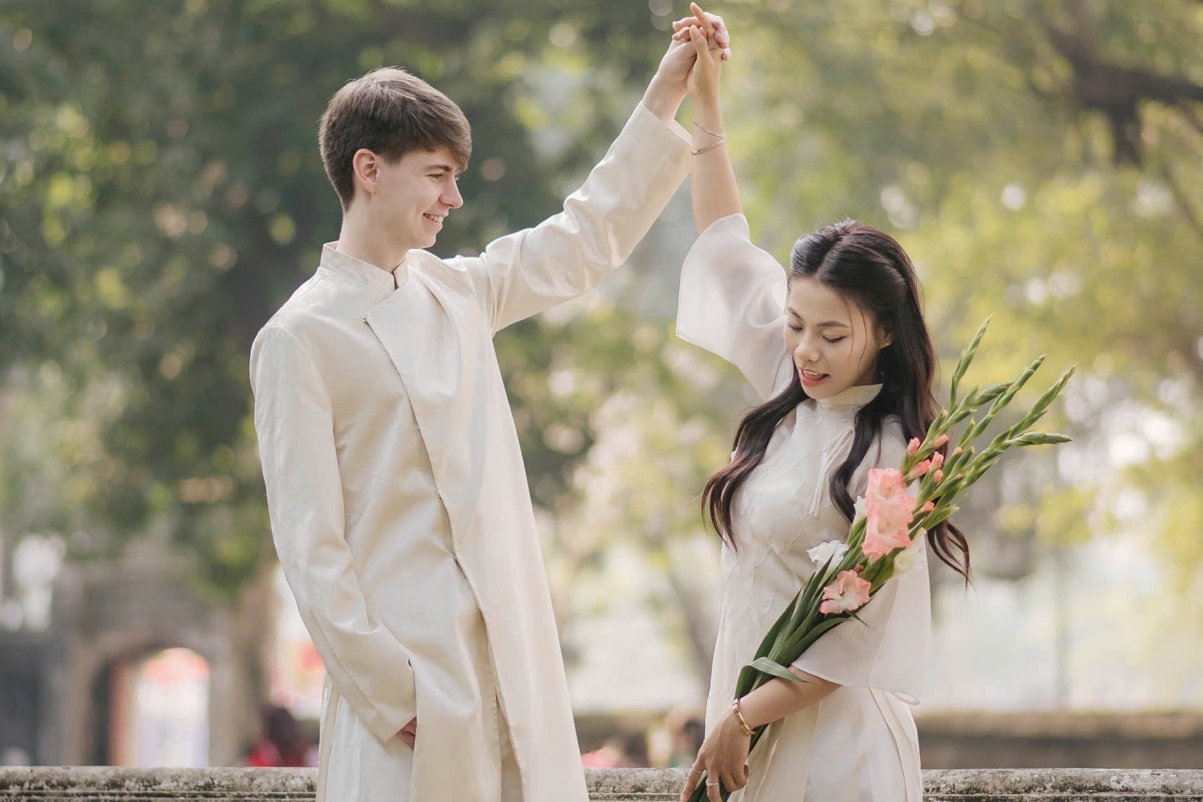 'Tha' dong binh luan vu vo, co gai Viet yeu chang trai Scotland 5 nam hinh anh