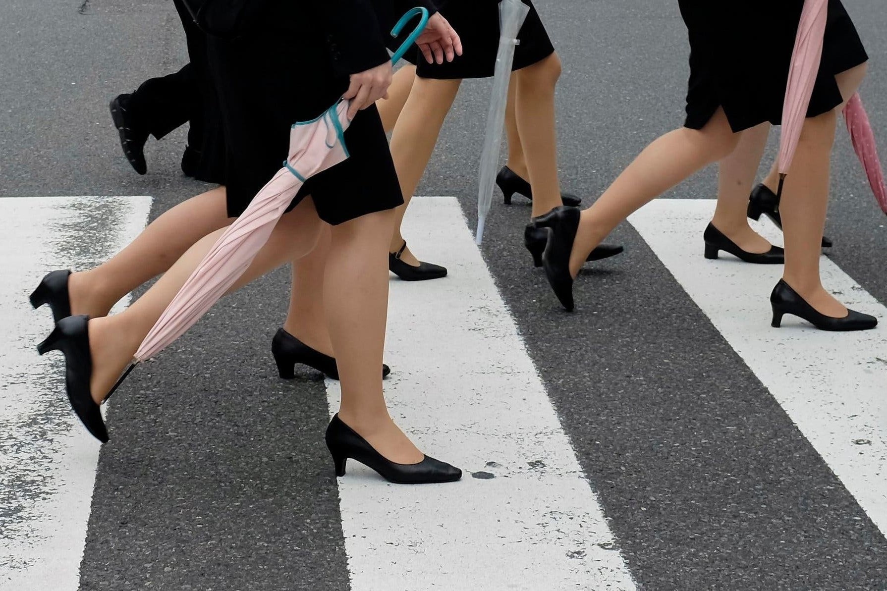 Cu soc khi phu nu di xin viec bi hoi 'quan lot mau gi' o Nhat Ban hinh anh