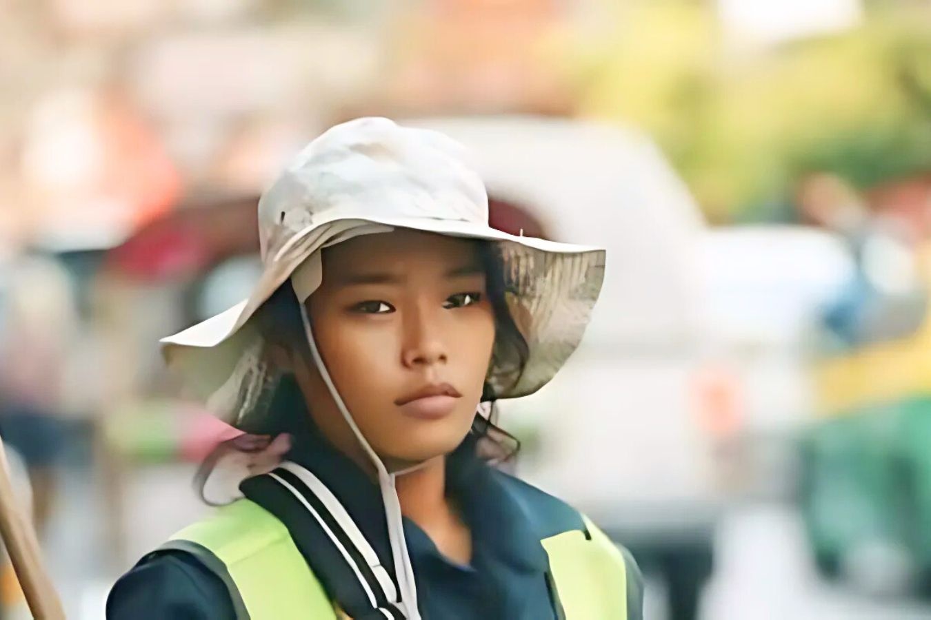 Co gai quet rac o Thai Lan bong noi tieng sau mot buc anh hinh anh