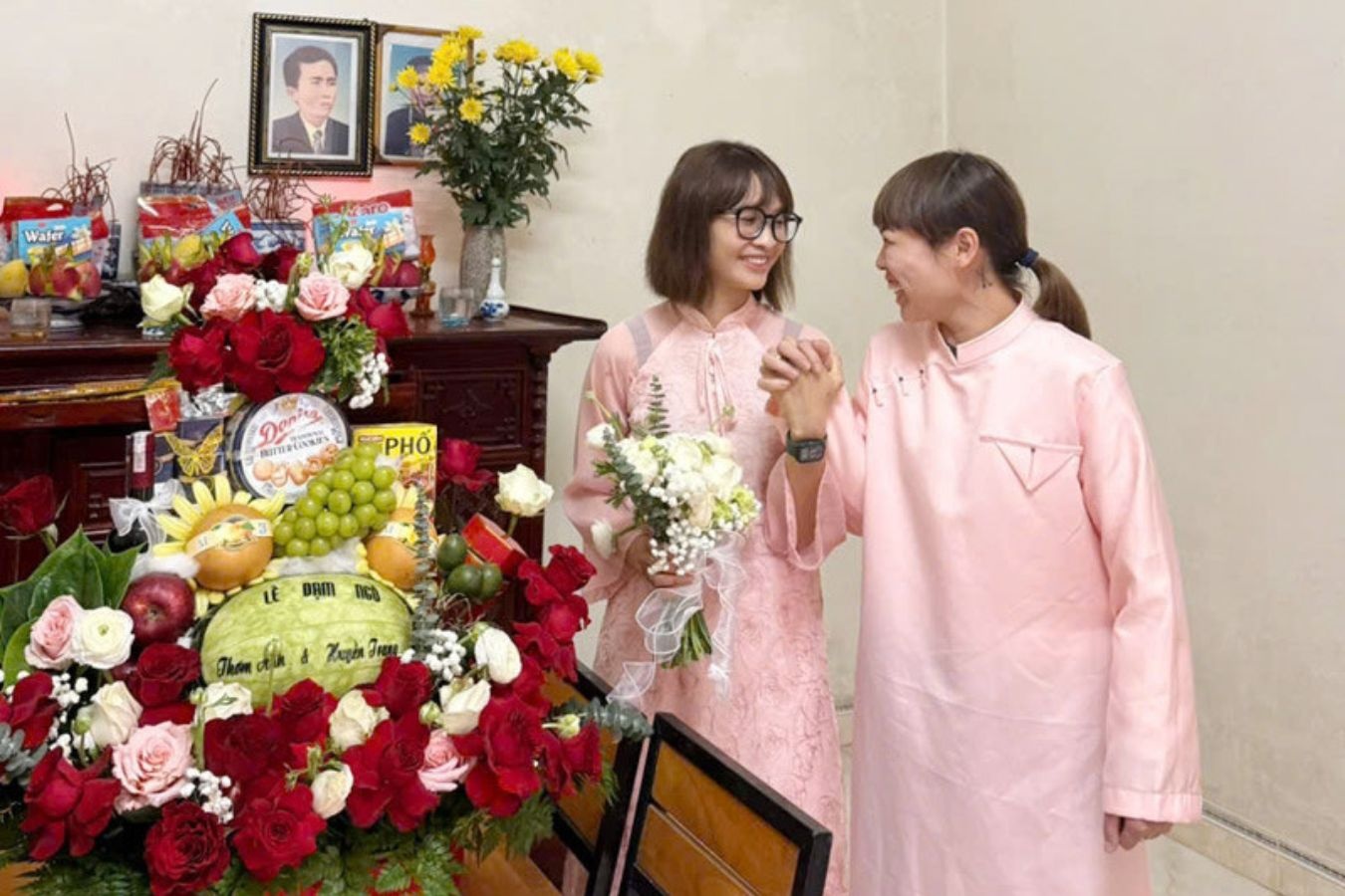 Co gai Hai Duong oa khoc vi duoc anh chi dua di 'hoi vo' hinh anh