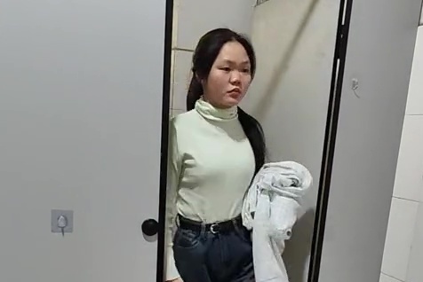 Co gai Trung Quoc song trong nha ve sinh hinh anh