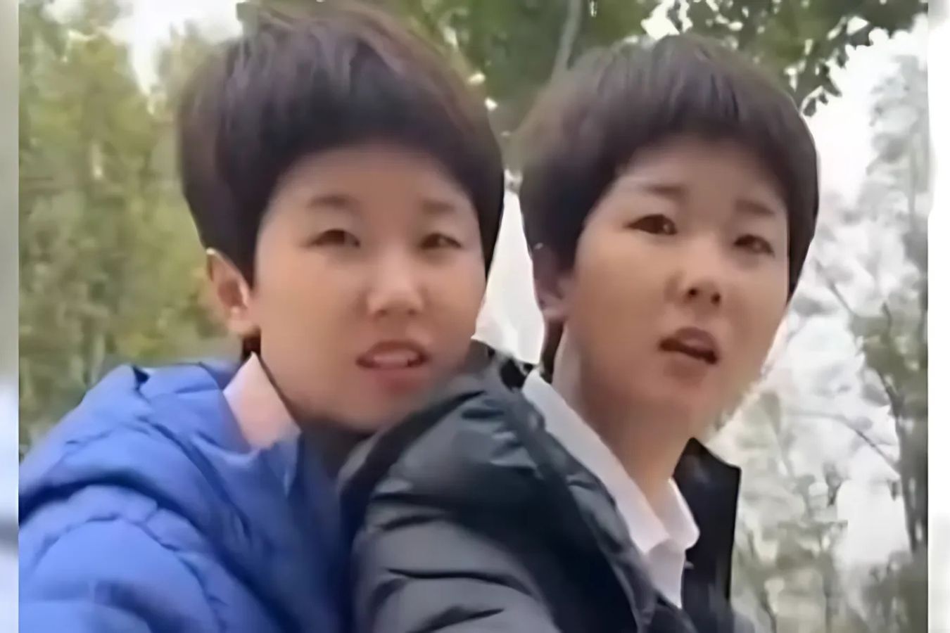 Choi than vi giong nhau 99%, 2 co gai bat ngo phat hien la song sinh hinh anh