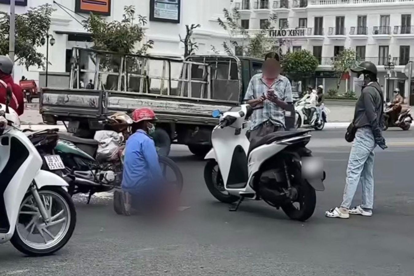 Thuc hu video nguoi dan ong quy goi xin tha khi va cham giao thong hinh anh