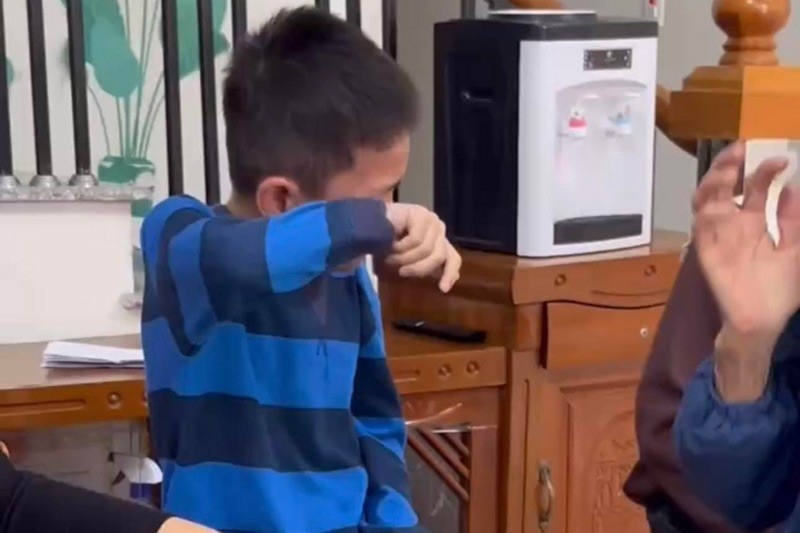 Bat khoc voi canh xet nghiem ADN cho be bi bo roi o Quang Ninh nhan me hinh anh