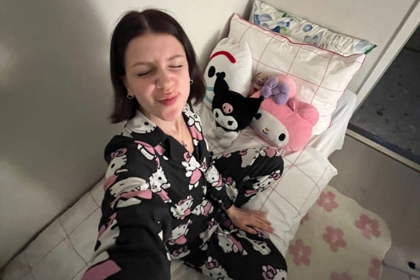 Co gai song trong can phong nho nhu cai tu o Han Quoc hinh anh