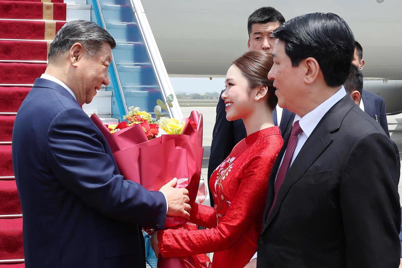 Co gai Viet tang hoa Tong Bi thu, Chu tich nuoc Trung Quoc la ai? hinh anh