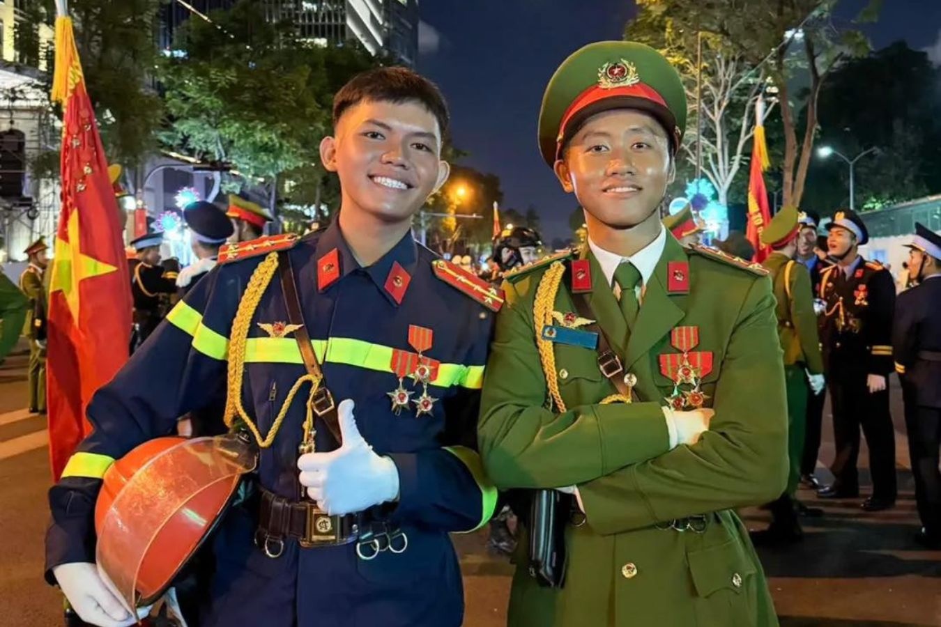 Doi ban than chung lop cap 3 cung dieu binh dip 30/4 hinh anh