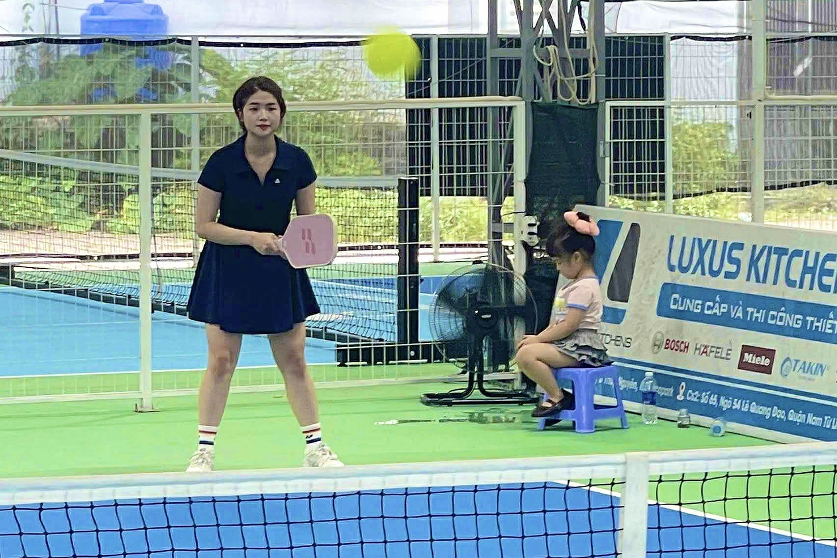 'Khoi nghi he' nao loan khi theo bo me len cong ty, ra san pickleball hinh anh