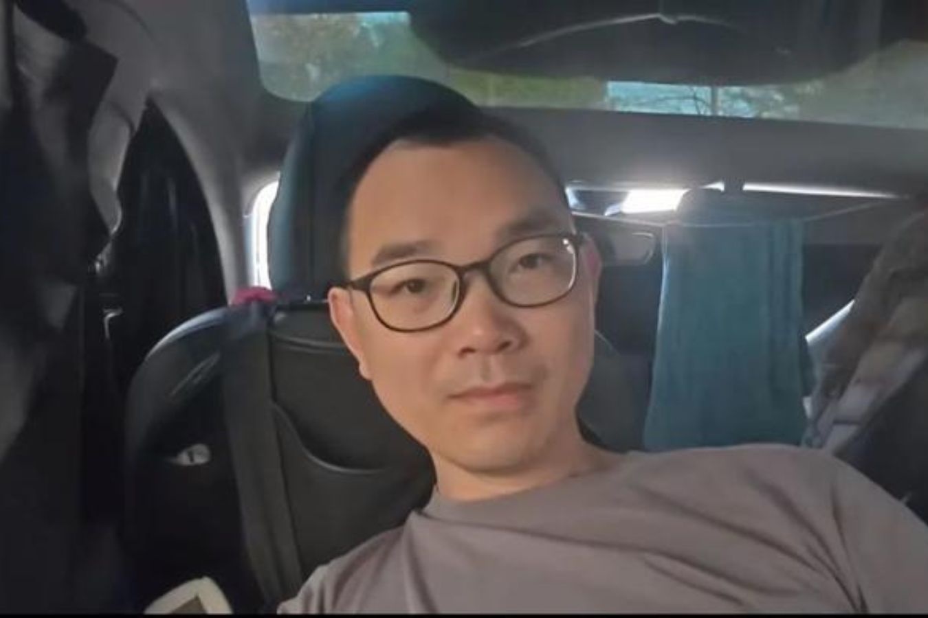 Nguoi dan ong Trung Quoc song trong oto 4 nam du co nha 4 tang hinh anh