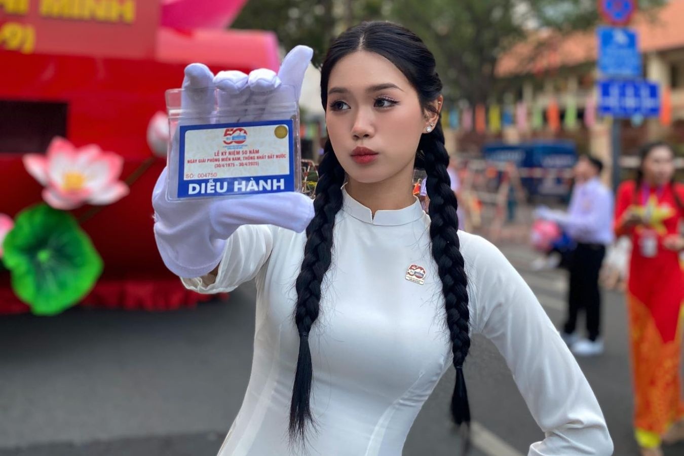 Nu sinh DH Ton Duc Thang tham gia khoi xe Nghi truong o dai le 30/4 hinh anh