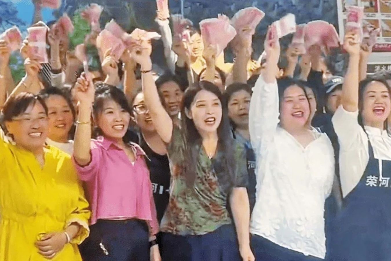 Ong chu Trung Quoc chia tien lai dau tu vang cho 2.000 nhan vien hinh anh