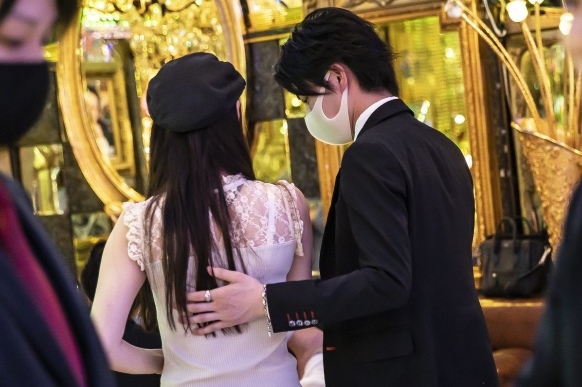 Lat tay dich vu tra hinh trong quan ca phe nam phuc vu nu o Nhat hinh anh