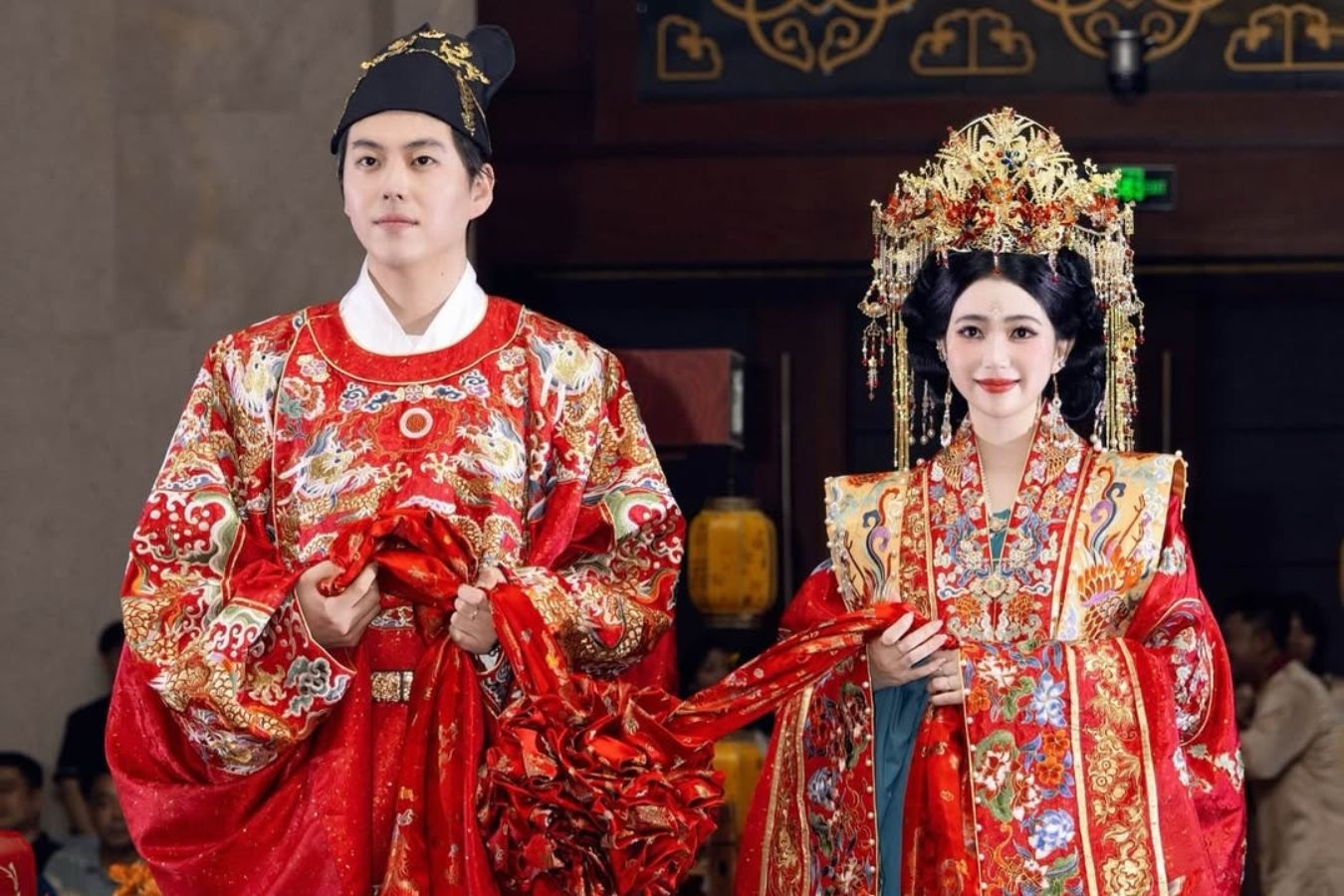 Anh cuoi 'tuyet doi dien anh' cua cap doi Viet - Trung gay sot hinh anh