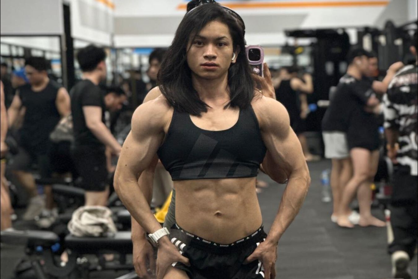 Co gai 40 kg 'lot xac' thanh nha vo dich the hinh o TP.HCM hinh anh