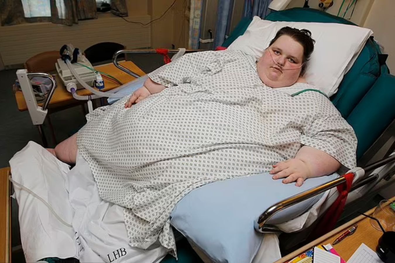 Bi kich cua co gai Anh nang 400 kg, phai ra ngoai bang can cau hinh anh