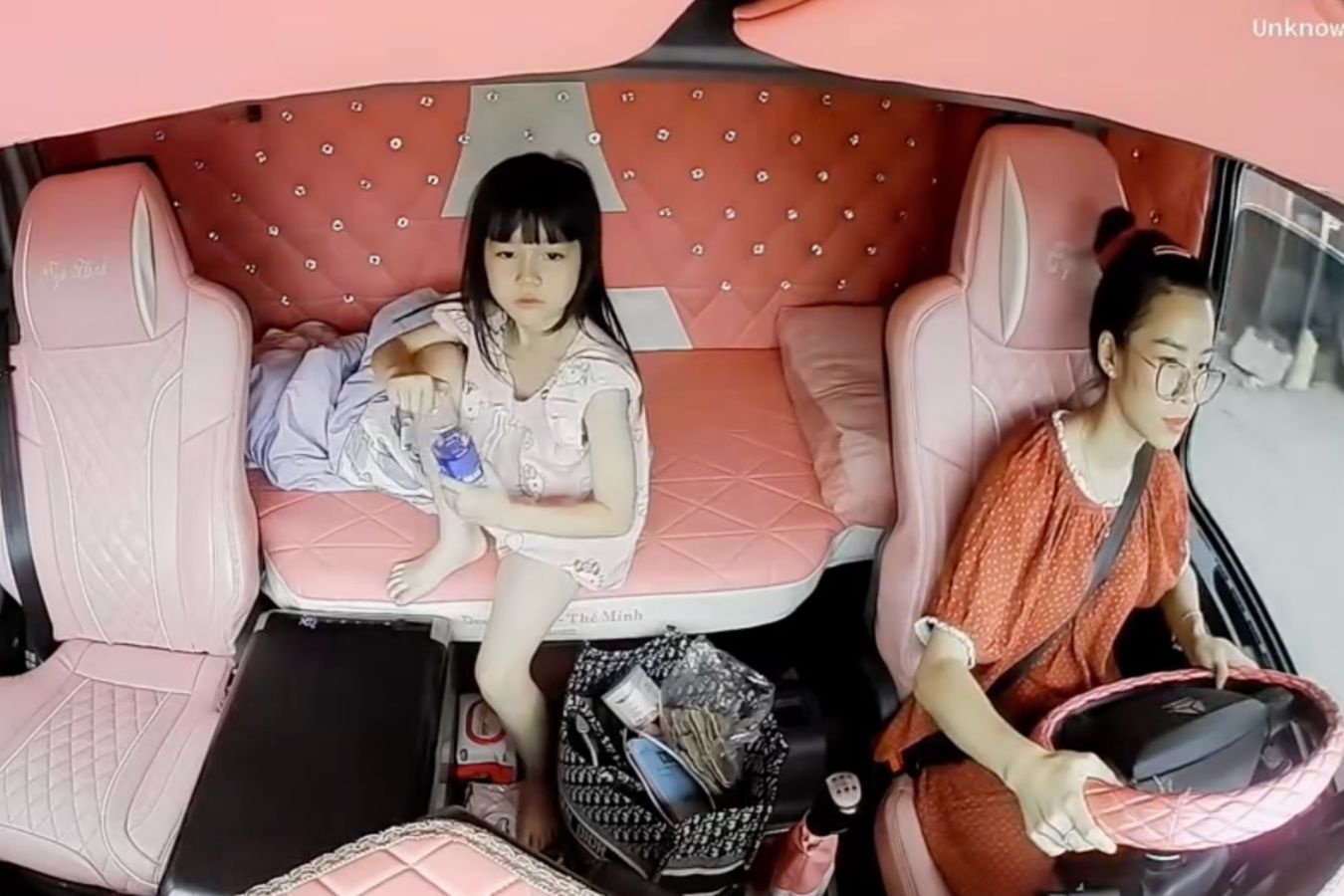 Me o Thai Nguyen cho con tren xe tai 30 tan di lam gay sot hinh anh