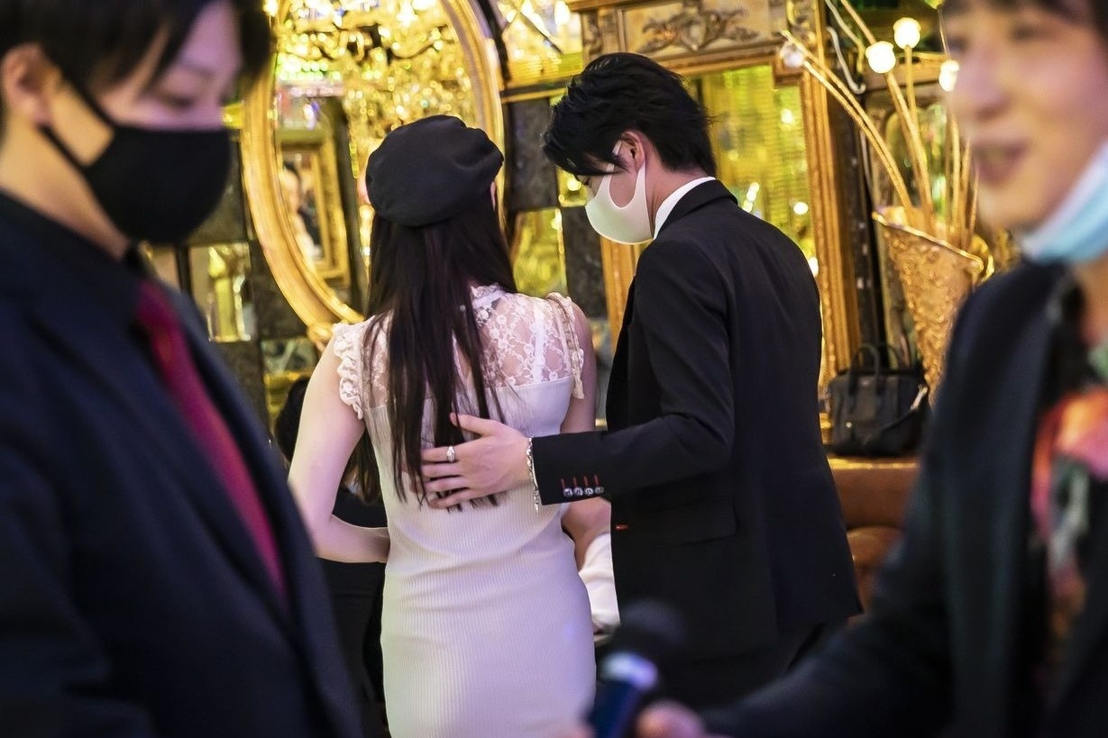 Dau cham het cho quan bar nam phuc vu nu, ep khach ban dam o Nhat hinh anh