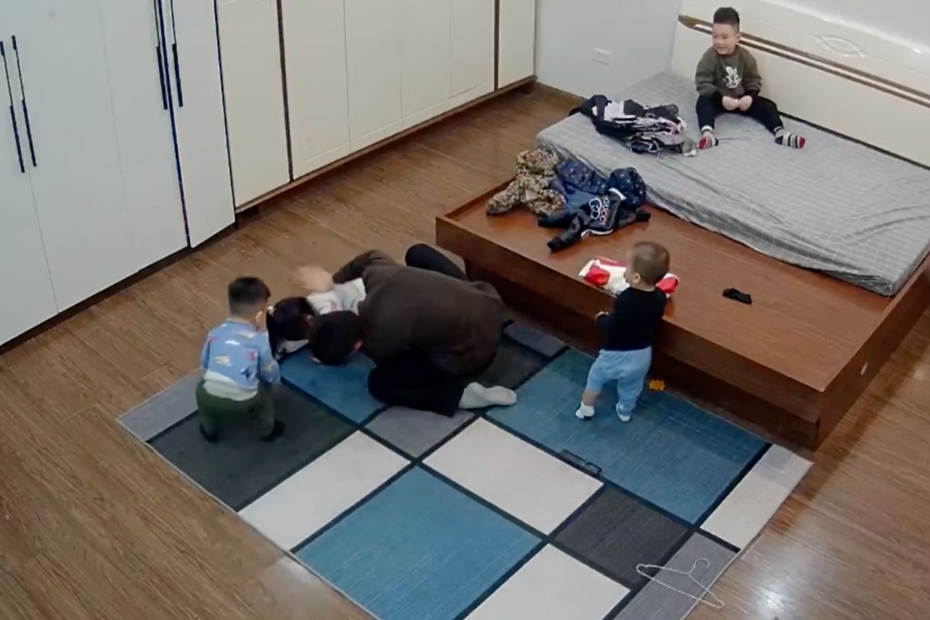 Thot tim giay phut anh trai cuu em gai 3 tuoi hoc do choi hinh anh