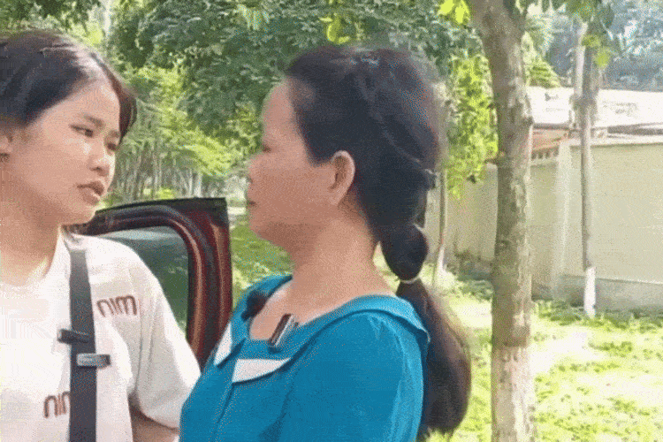 Đeo bảng tìm mẹ 3 tháng ở TP.HCM, cô gái 18 tuổi bật khóc ngày gặp lại