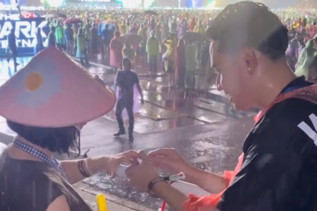 Clip cau hon khien dan mang 'khau chien' sau concert co mat cua G-Dragon hinh anh