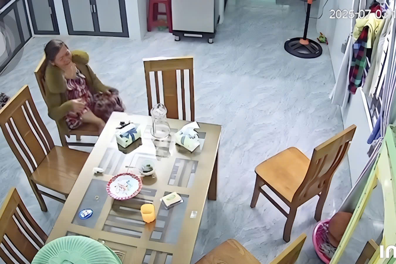 Me khoc nuc no trong can nha trong vang khi con lay chong xa hinh anh