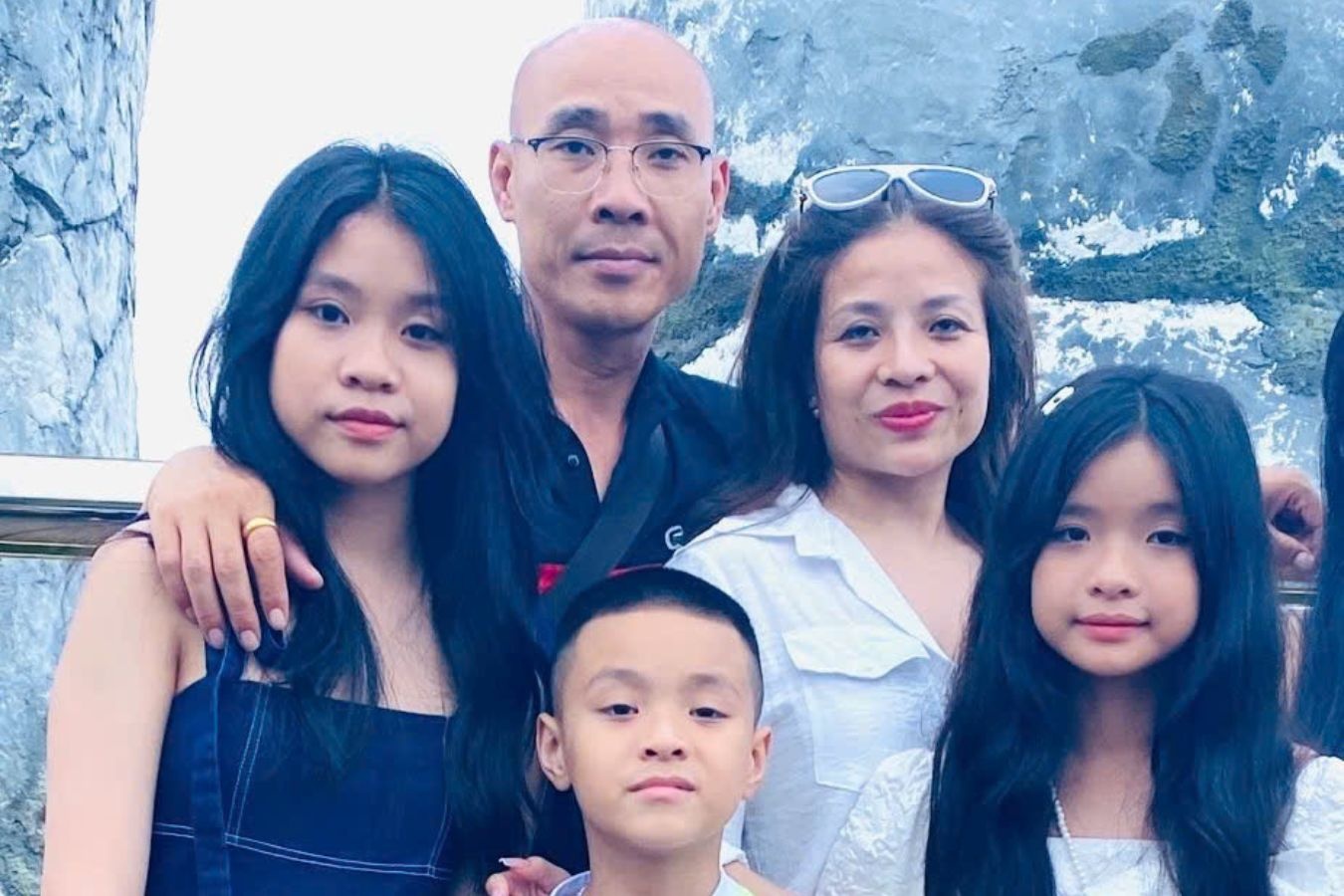 Nghen ngao video nguoi phu nu lan luot gioi thieu mo cua chong, con hinh anh