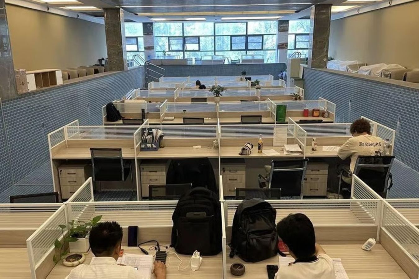 Canh tuong nhan vien lam viec duoi be boi gay soc o Trung Quoc hinh anh