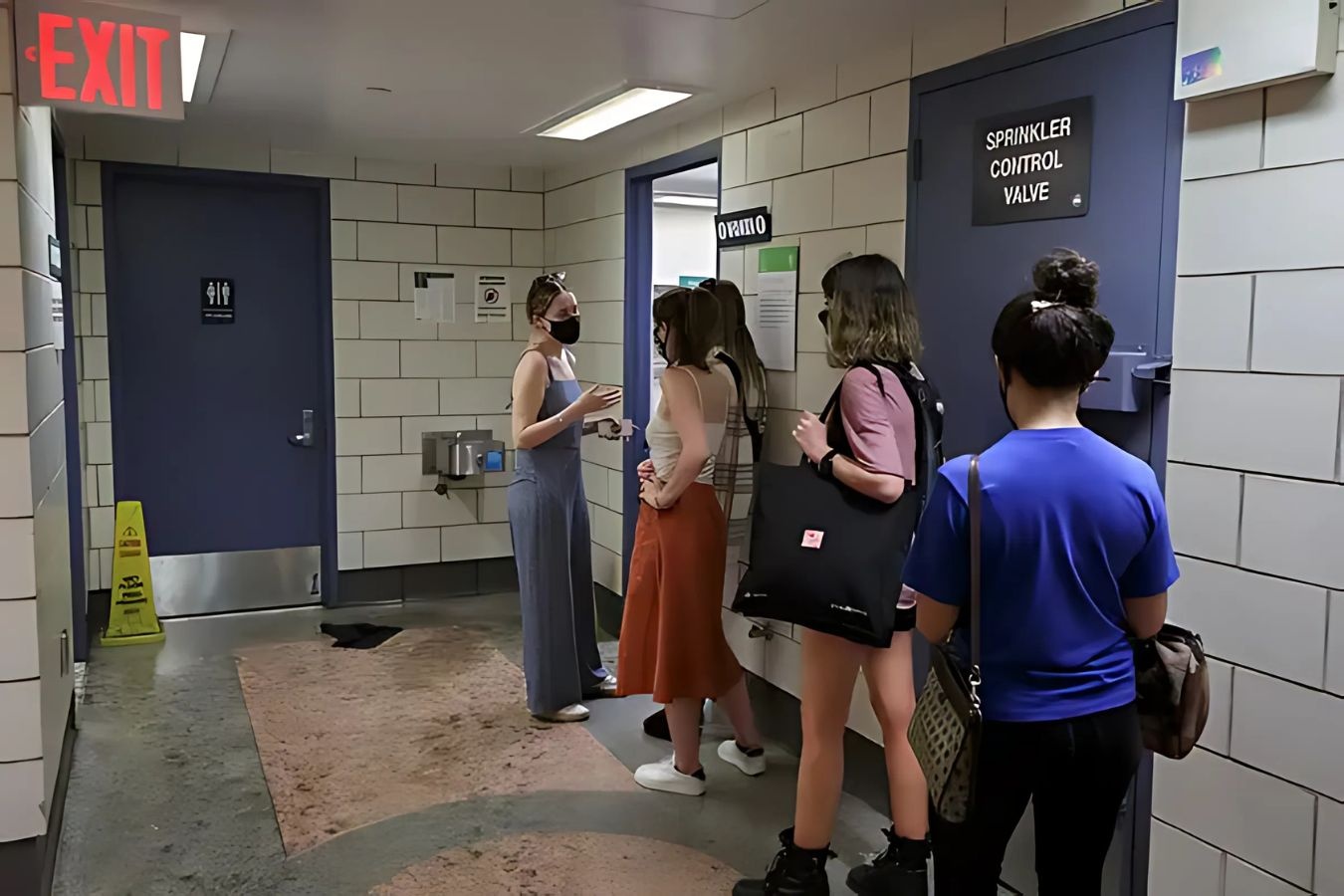 Toilet thanh 'phong tron ap luc' moi cua gioi tre My hinh anh