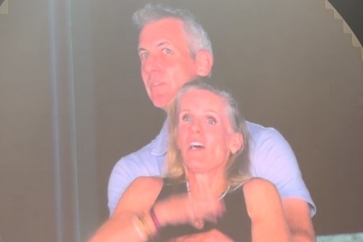 Thuc hu nhan vien bi duoi viec vi dat ve concert cho CEO ngoai tinh hinh anh