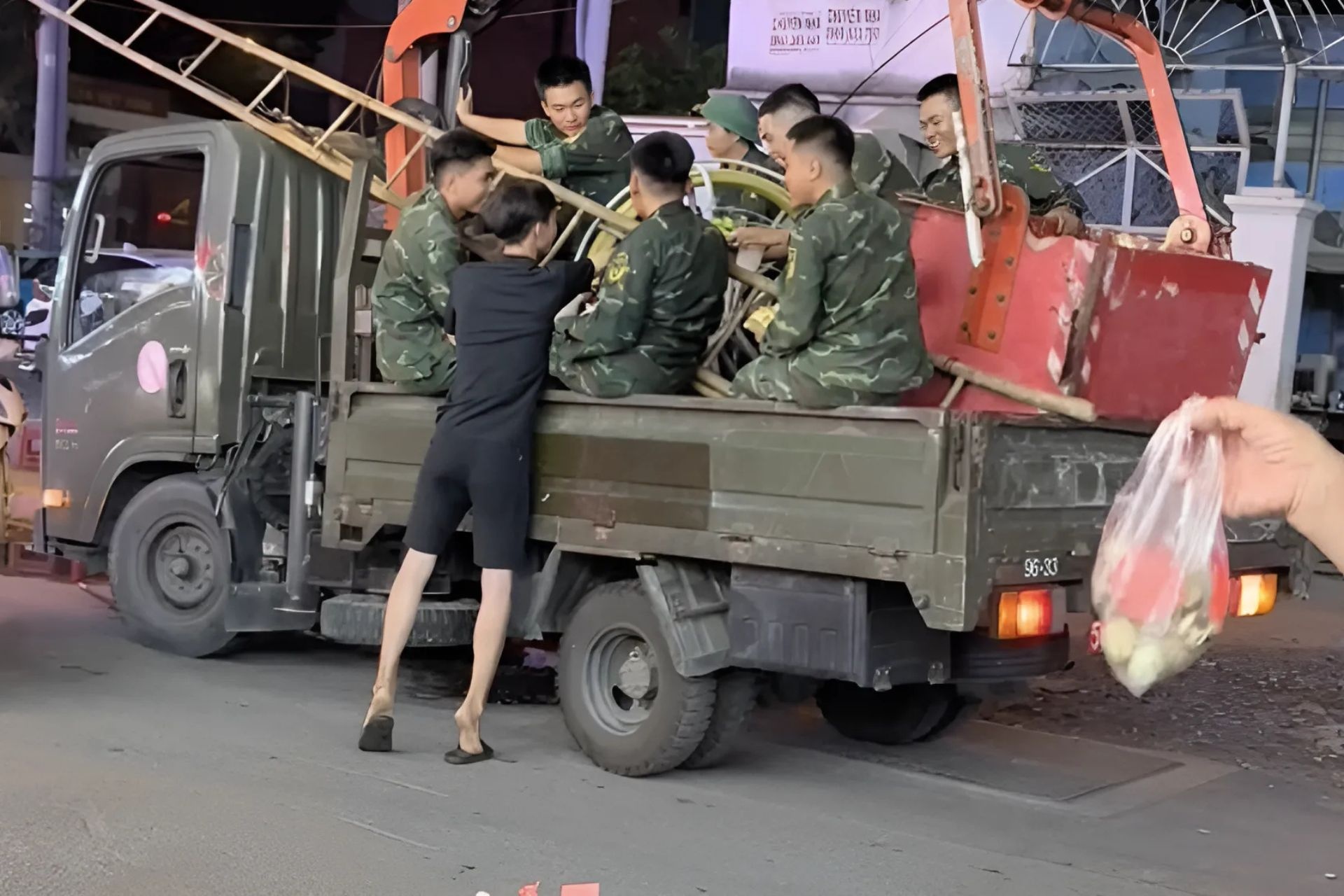 Khoanh khac chang trai TP.HCM tang trai cay cho bo doi viral tren mang hinh anh