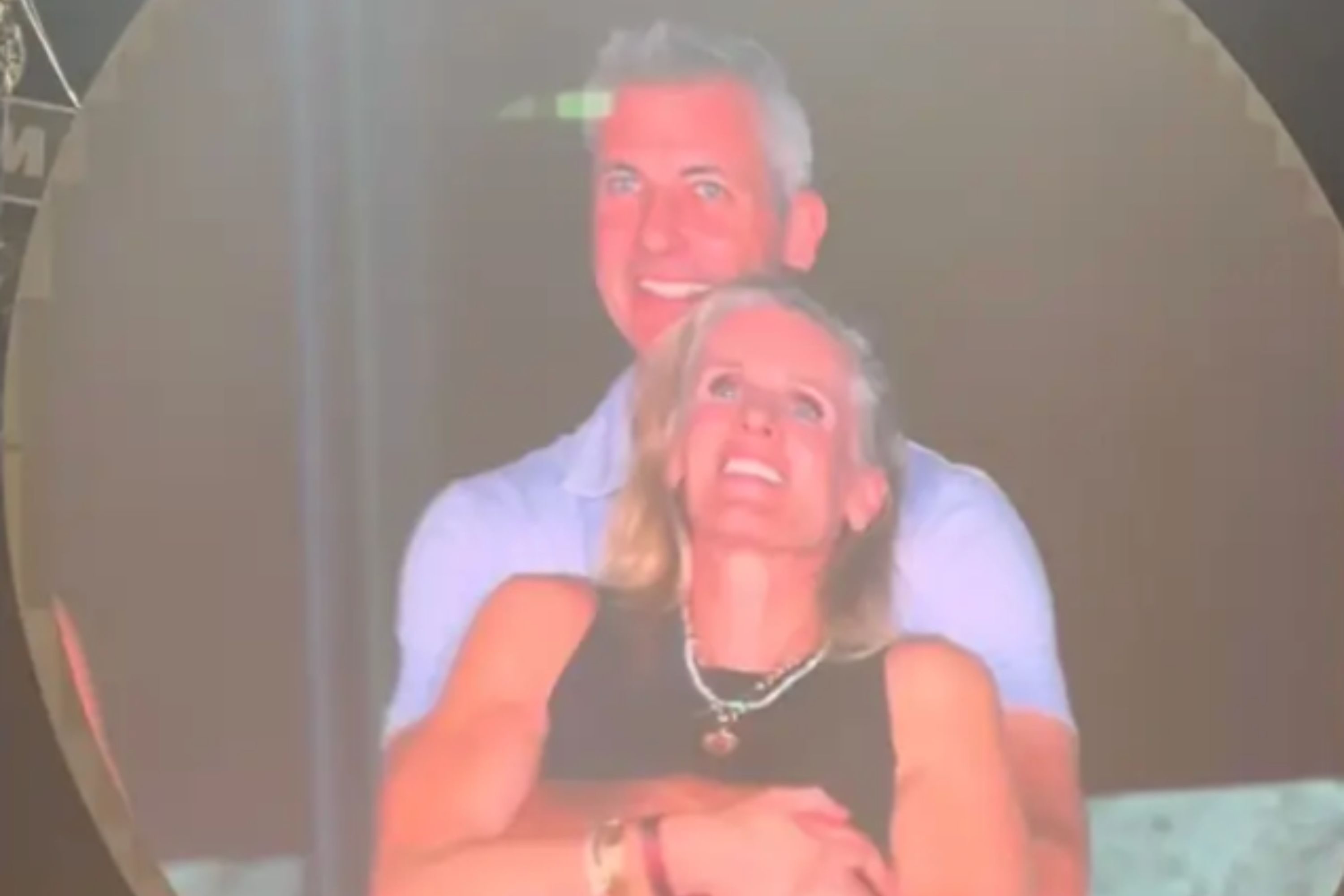 Nu giam doc bi 'tom song' ngoai tinh voi sep o concert keu cuu hinh anh