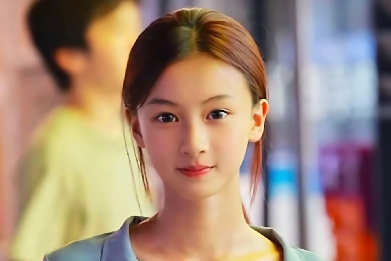 Co be Trung Quoc 'qua xinh dep' khien gia dinh bat ngo bi chi trich hinh anh