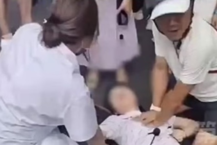 Ep tim cuu co gai xiu giua duong, thay giao TQ bi chui 'bien thai' hinh anh