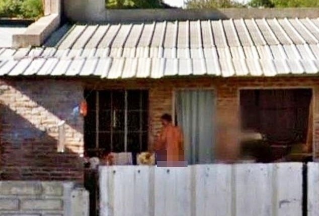 An phat voi Google khi vo tinh chup anh nguoi khoa than trong san nha hinh anh