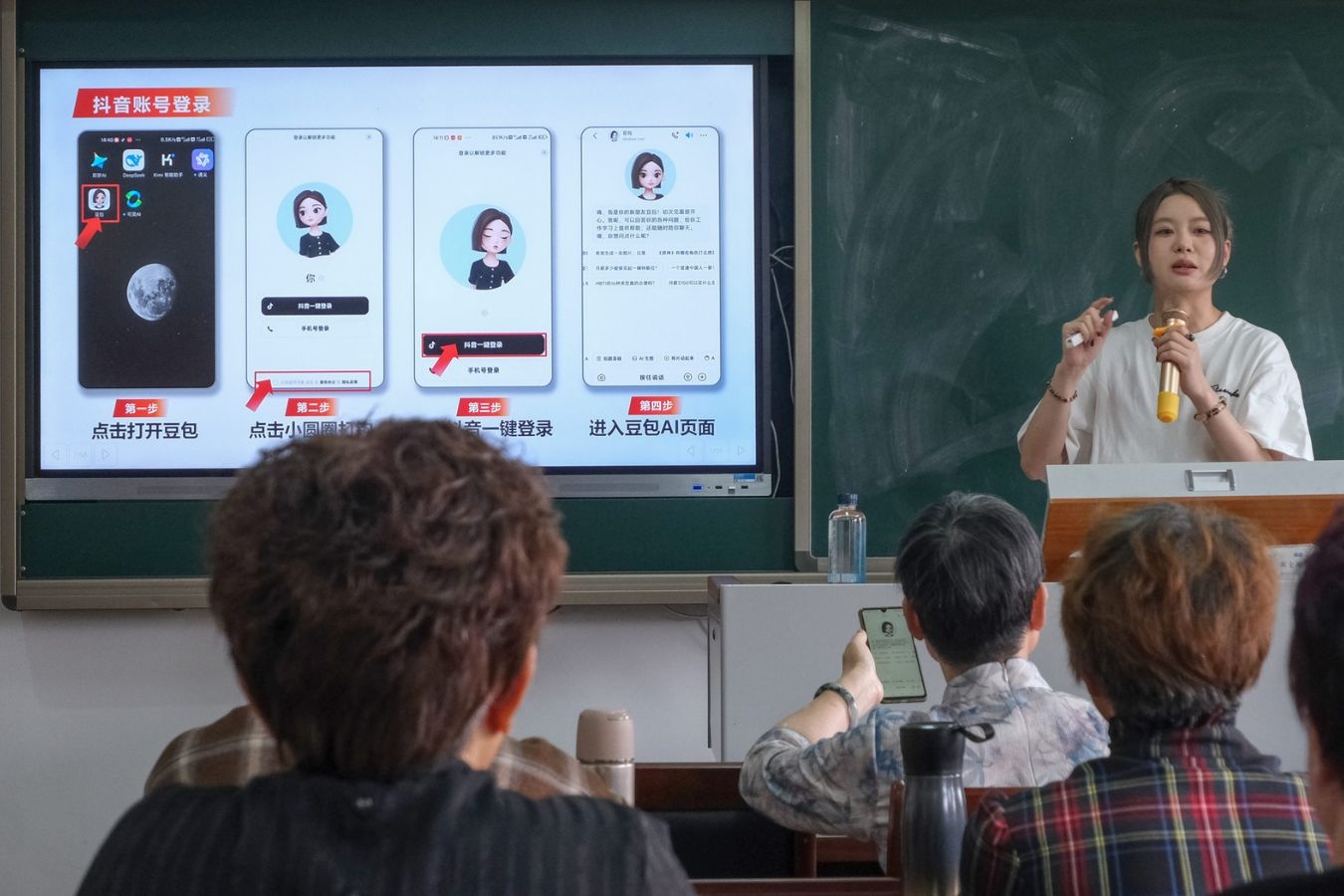 Ben trong lop hoc AI danh cho cac cu ong, cu ba o Trung Quoc hinh anh